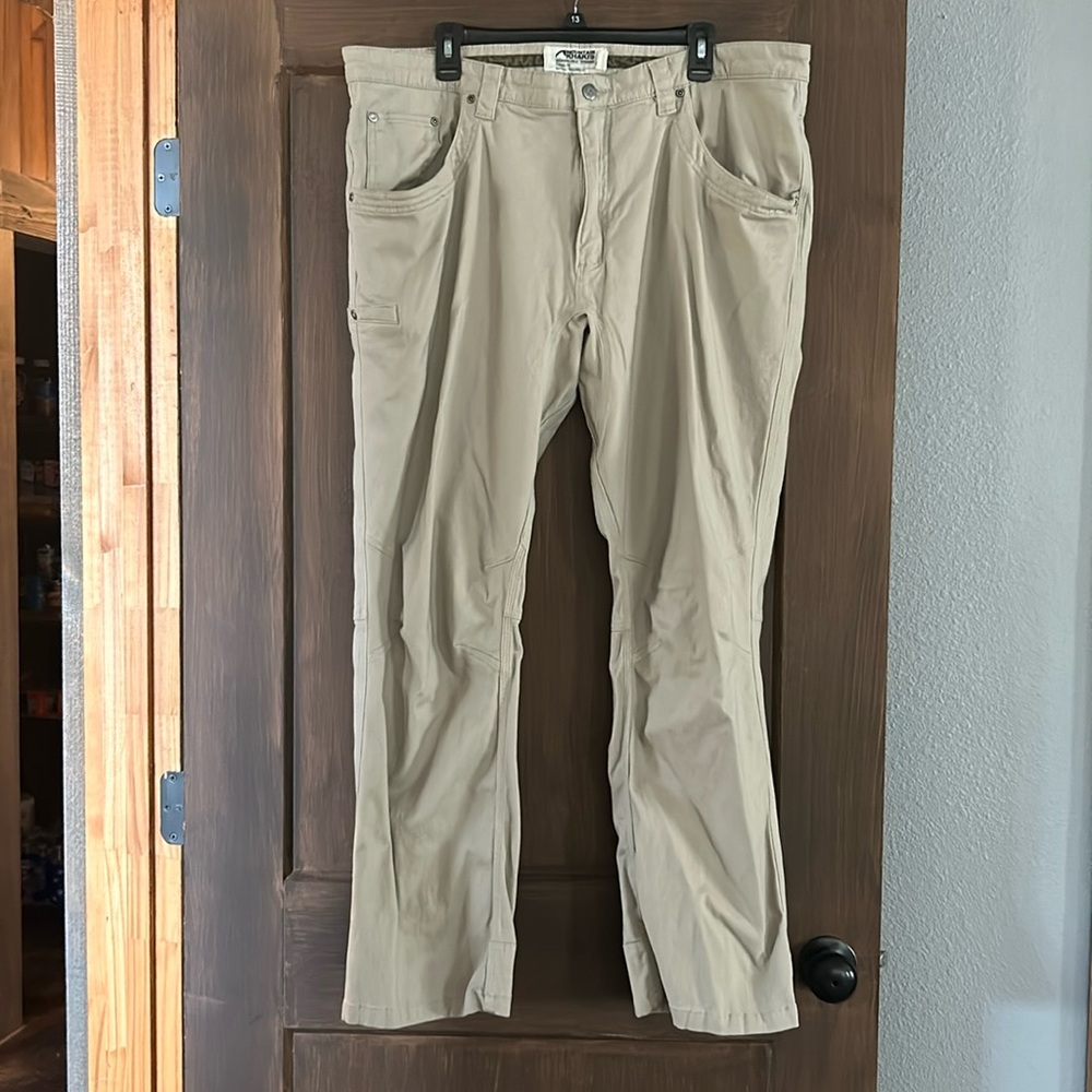 Men’s MOUNTAIN KHAKIS. Classic fit. Size 42x32. Great condition.